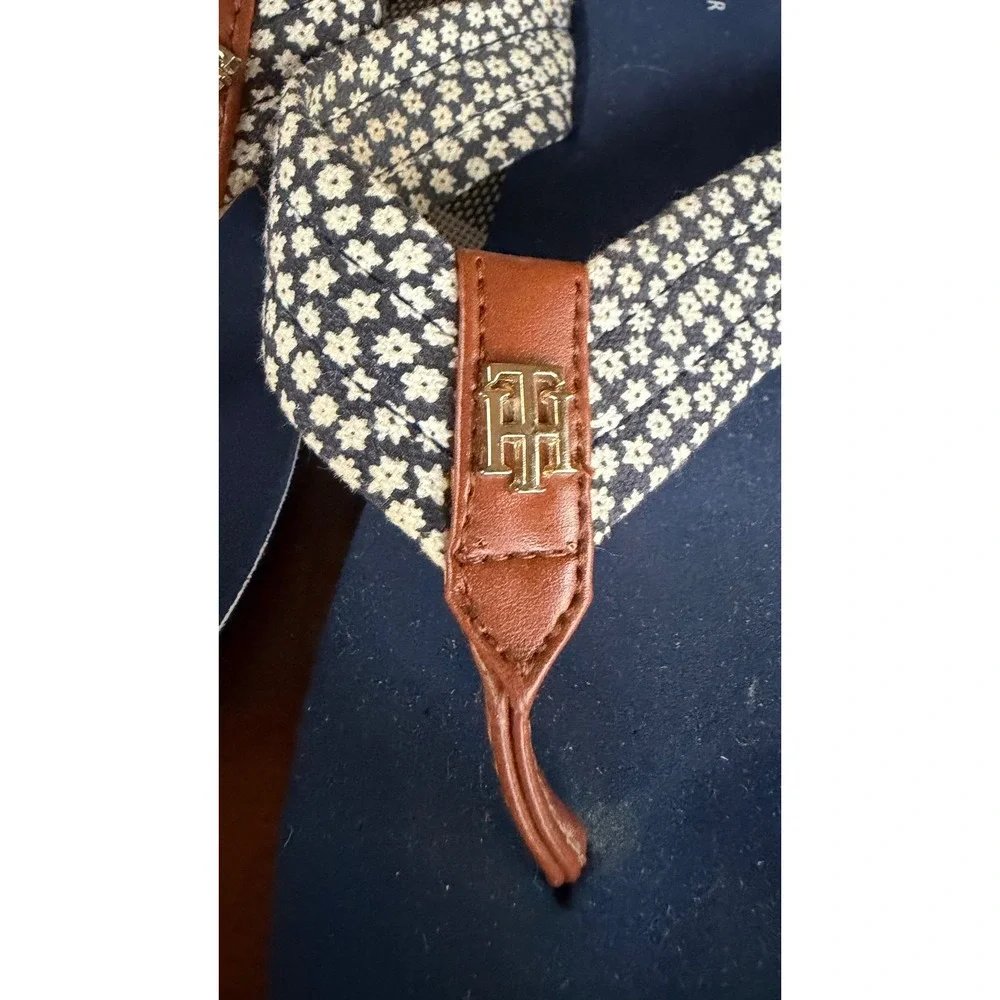 Tommy Hilfiger Womens Navy Blue Daisy Floral Flip Flop Sandals 9/10‎ Gold Logo